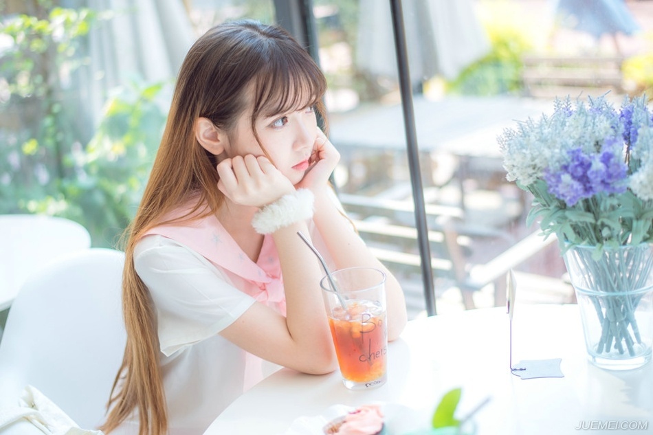 庞统点点头，邓贤、泠苞在军中威望终究不及张任，虽然如今占据了成都，成都以北皆降，但成都以南，巴郡各地将领官员却并未表态。